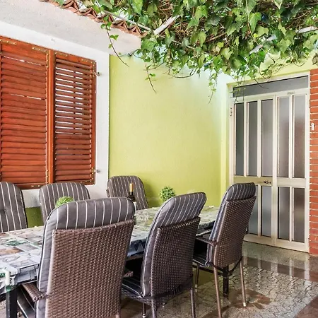 2 Bedroom Stunning In *