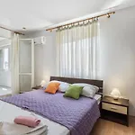 2 Bedroom Stunning In *