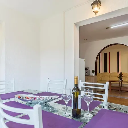 2 Bedroom Stunning In *