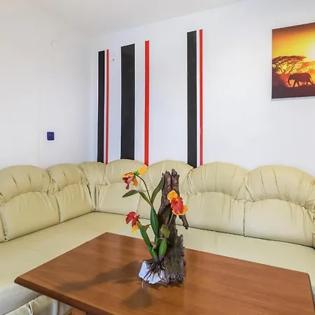 2 Bedroom Stunning In Lägenhet Pula