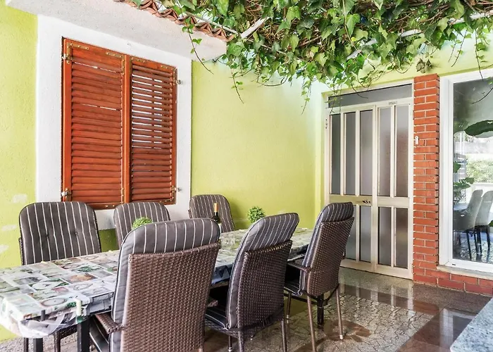 2 Bedroom Stunning In *